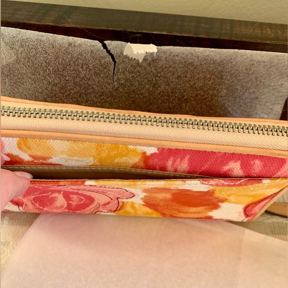 🌸Authentic Coach Ashley Floral Wallet🌸 (Matching bag avail in separate listing)✨ - Picture 4 of 6